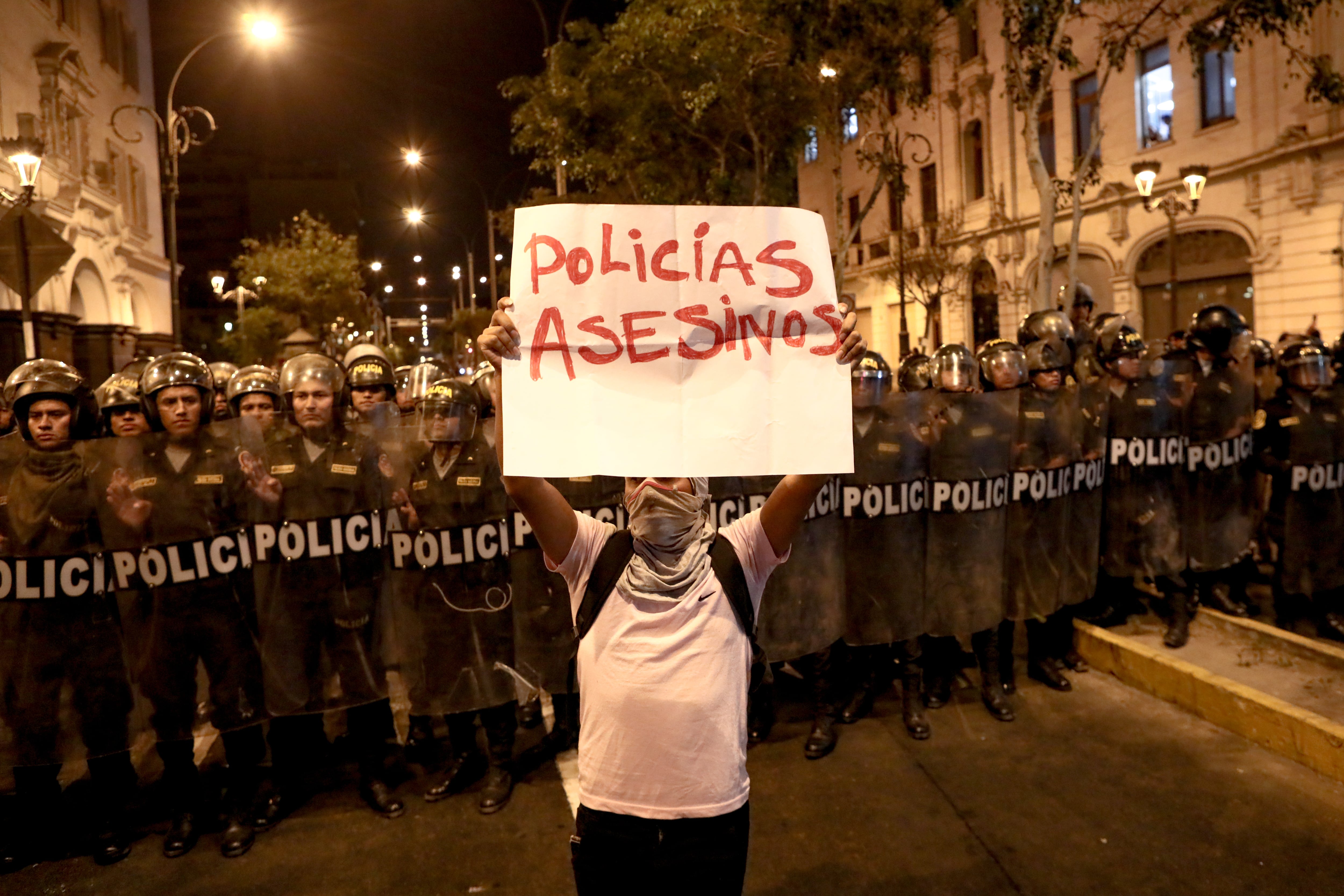 Cientos de personas participan en una nueva marcha contra el Gobierno de Dina Boluarte en Lima Perú el 12 de enero de 2023. Foto de Klebher Vasquez/Agencia Anadolu a través de Getty Images.
