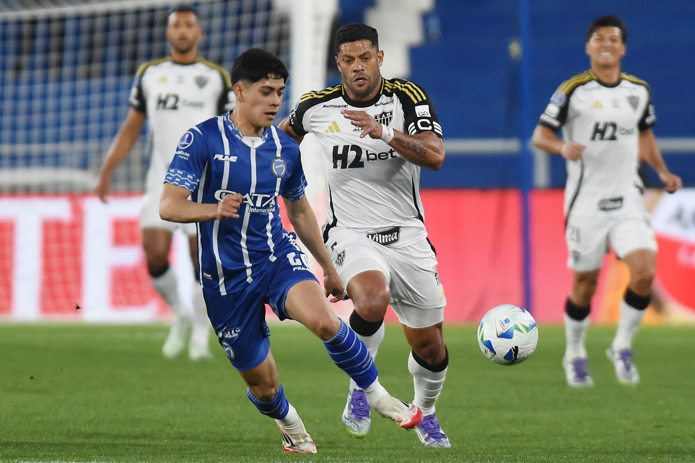 Mateo Mendoza de Godoy Cruz y Hulk de Atlético Mineiro luchan por el balón durante los octavos de final de la Copa Sudamericana, el 21 de agosto de 2025. (Foto de ANDRES LARROVERE/AFP via Getty Images)