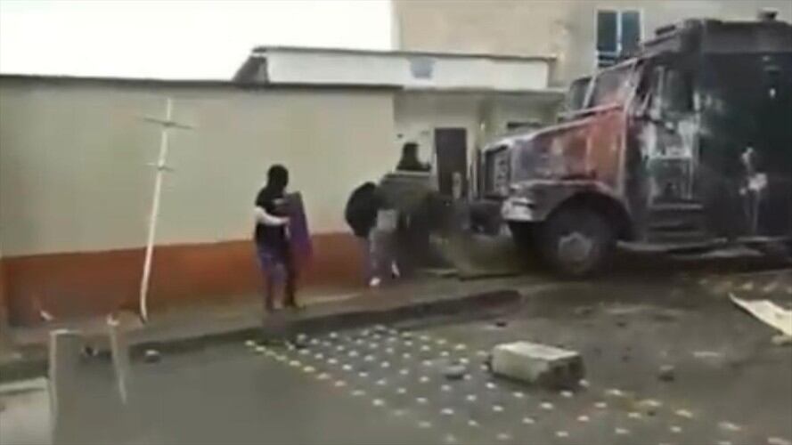 Tanqueta del Esmad arrolló a grupo de manifestantes en Popayán. Foto: Captura de video