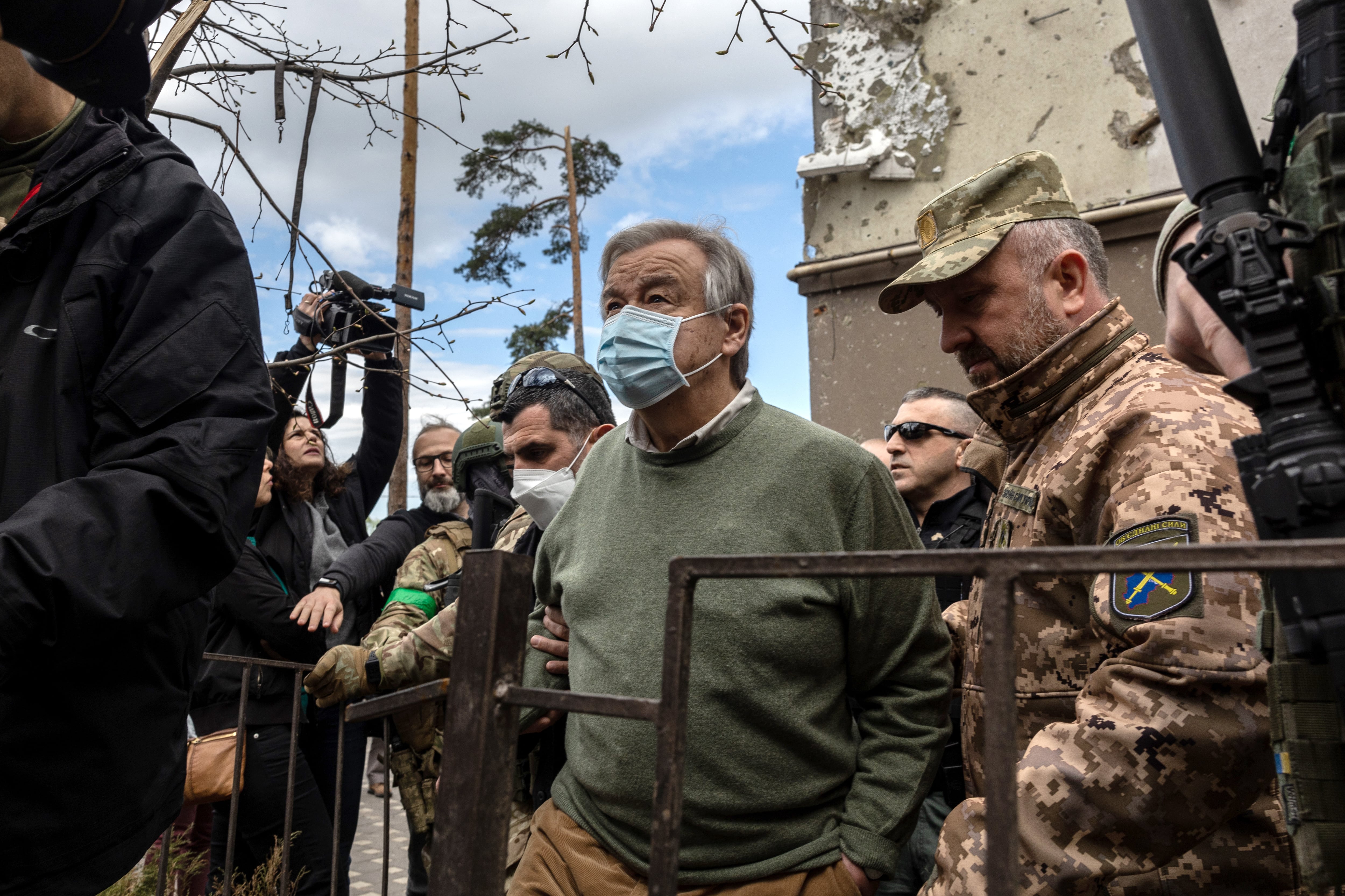 IRPIN, UKRAINE - APRIL 28: United Nations Secretary-General Antonio Guterres visits the war damaged Irpinsky Lipky residential complex on April 28, 2022 in Irpin, Ukraine. Under protection from Ukrainian troops, the secretary general visited several towns around Kyiv heavily damaged by Russian forces in their failed bid to take Kyiv. (Photo by John Moore/Getty Images)