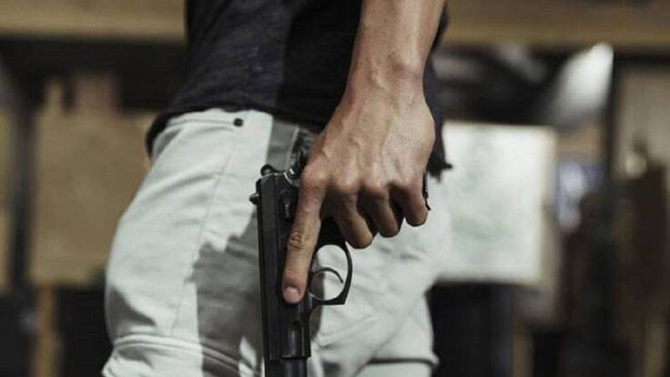Foto: Imagen de referencia de hombre armado. Foto: Getty Images - (Thot) /