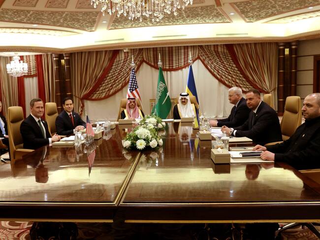 Delegaciones estadounidenses y ucranianas. FOTO: Salah Malkawi/Getty Images