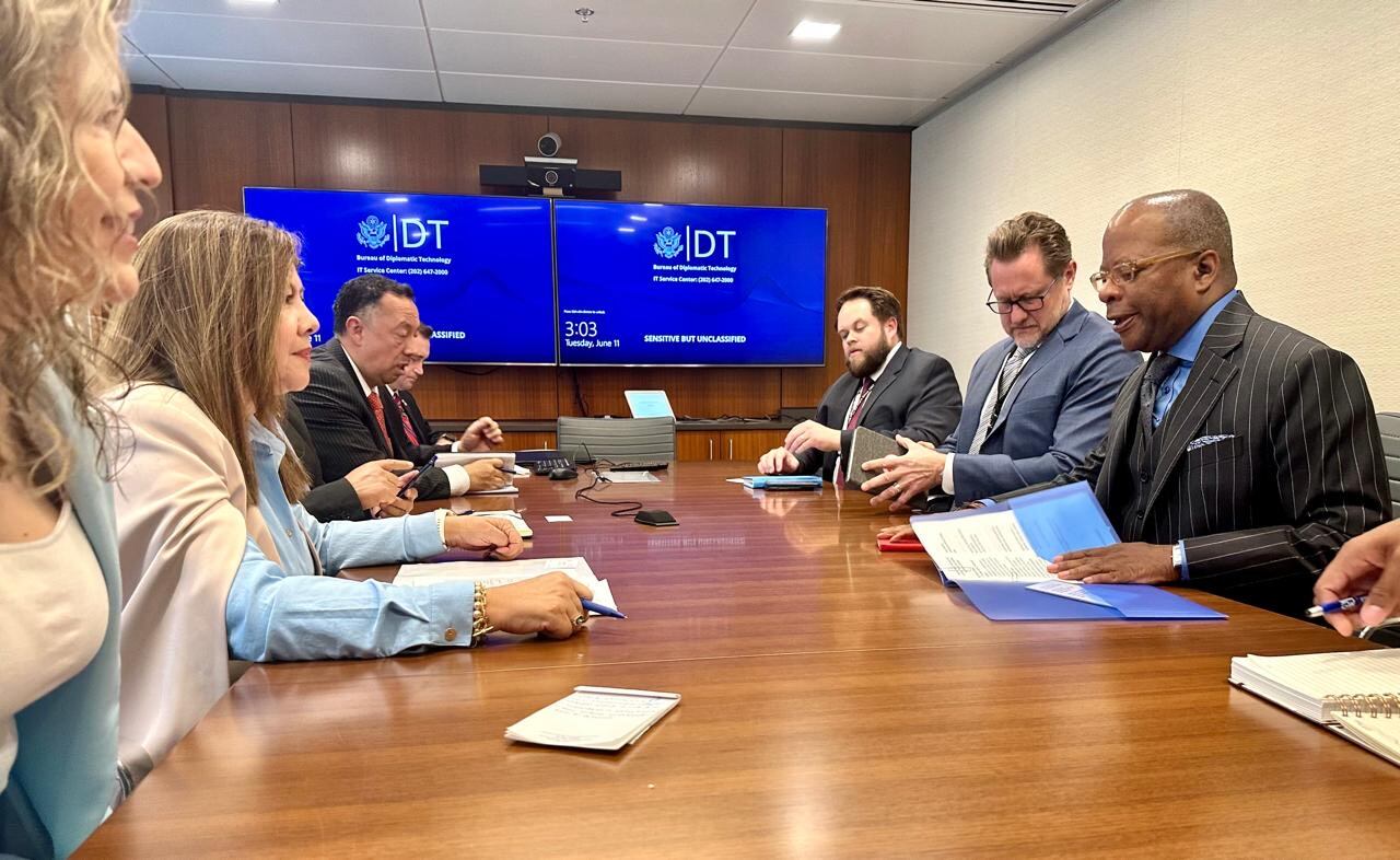 Luz Adriana Camargo, fiscal general de Colombia en una reunión en Washington DC con el subsecretario antinarcóticos de EE.UU. Foto: Fiscalía.