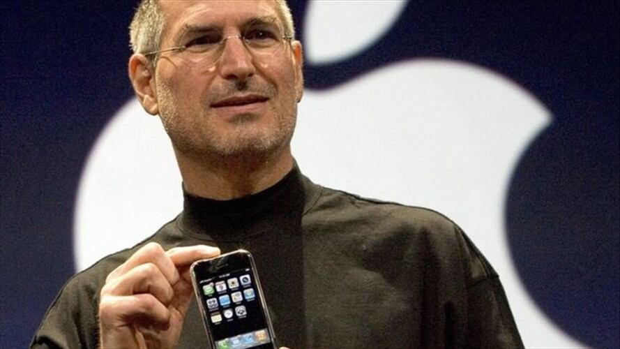 Steve Jobs muestra el primer iPhone, en enero de 2007. Foto: GETTY IMAGES, tomada de BBC Mundo.