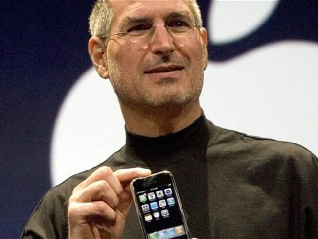 Steve Jobs muestra el primer iPhone, en enero de 2007. Foto: GETTY IMAGES, tomada de BBC Mundo.