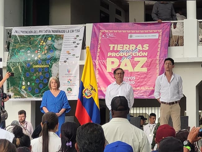 Gustavo Petro en acto de entrega de tierras en Valle del Cauca | Foto: W Radio