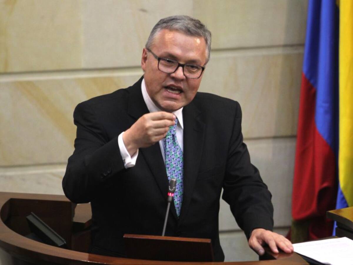 No se trata de una política de legalización de cultivos de hoja de coca: MinJusticia