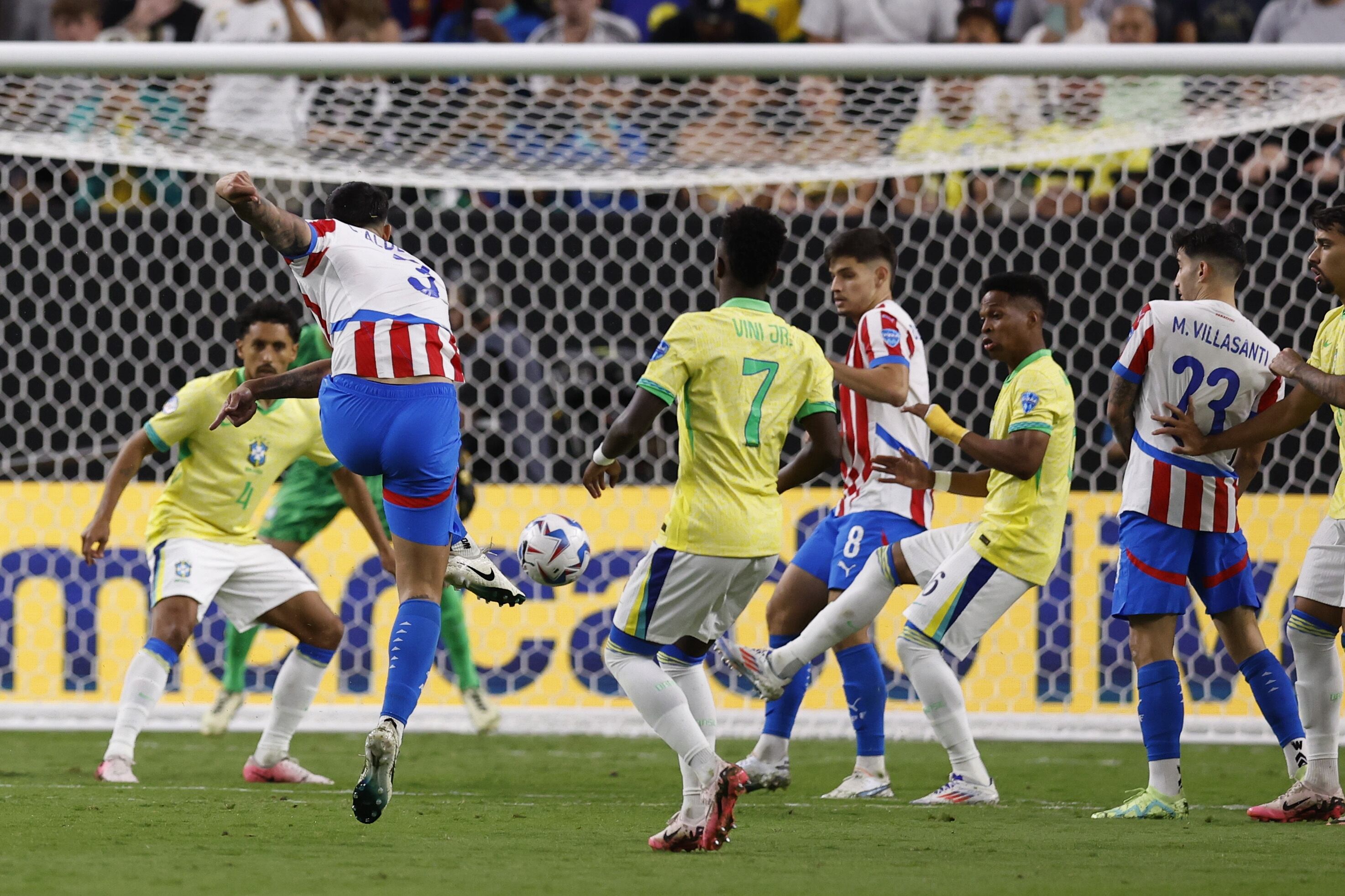 Las Vegas (United States), 29/06/2024.- Paraguay defender Omar Alderete (L) scores a goal during the second half of the CONMEBOL Copa America 2024 group D soccer match between Paraguay and Brazil, in Las Vegas, Nevada, USA, 28 June 2024. (Brasil) EFE/EPA/CAROLINE BREHMAN