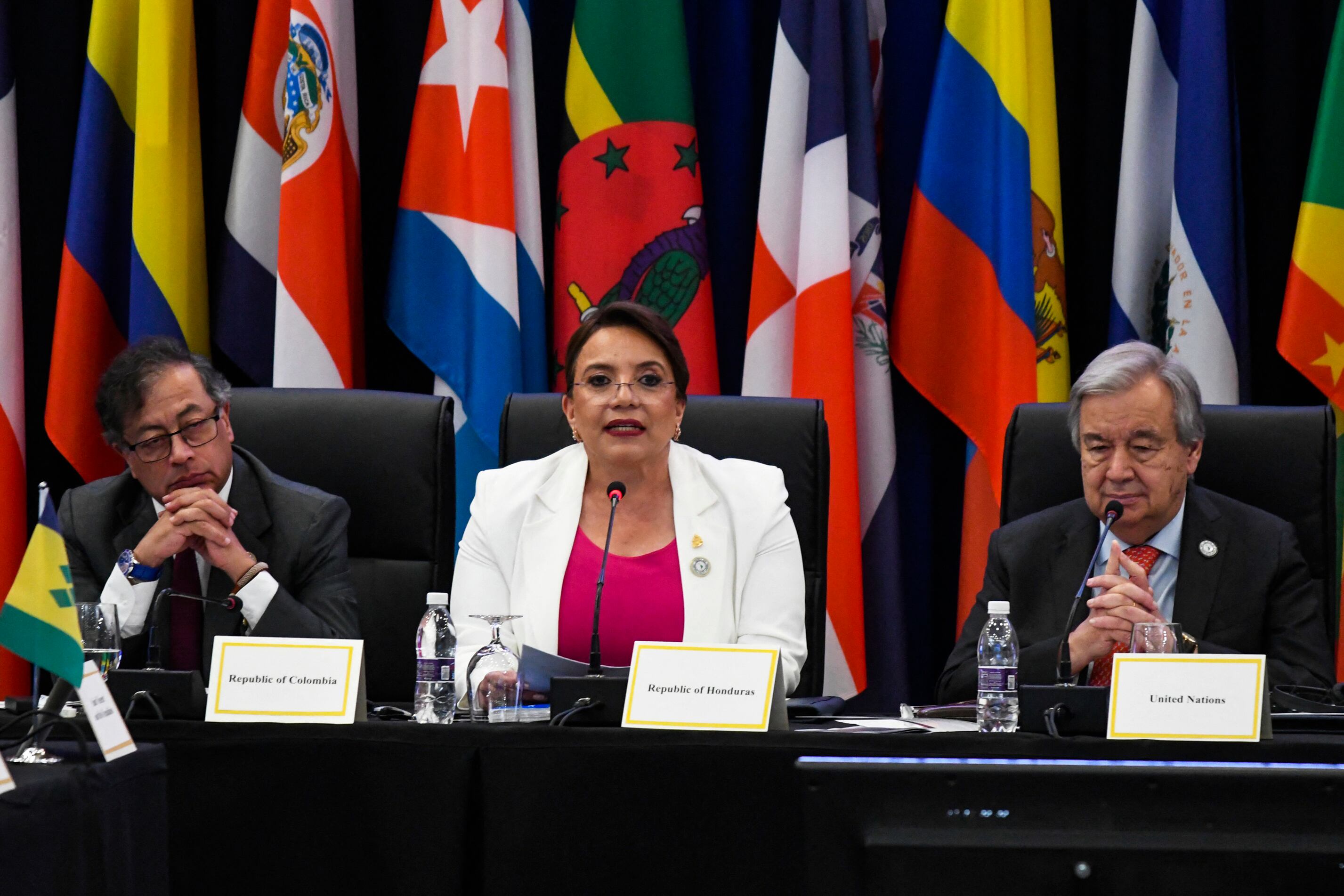 La presidenta de Honduras, Xiomara Castro, junto al presidente de Colombia, Gustavo Petro, y el secretario general de la ONU, António Guterres, en la Cumbre de la CELAC el 1 de marzo de 2024. (RANDY BROOKS/AFP vía Getty Images)