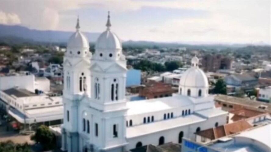 Un automotor tipo furgón, que al parecer transporta alimentos, terminó en un callejón de la calle 42 con carrera quinta del barrio Las Ferias de la localidad. Foto: Cortesía: Gobernación de Caldas