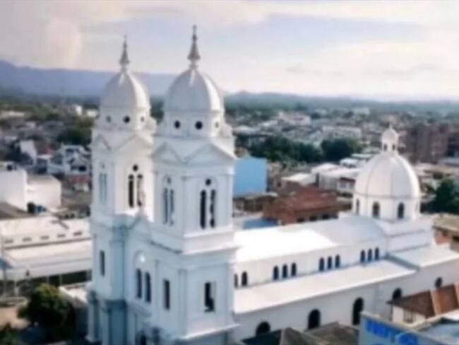 Un automotor tipo furgón, que al parecer transporta alimentos, terminó en un callejón de la calle 42 con carrera quinta del barrio Las Ferias de la localidad. Foto: Cortesía: Gobernación de Caldas