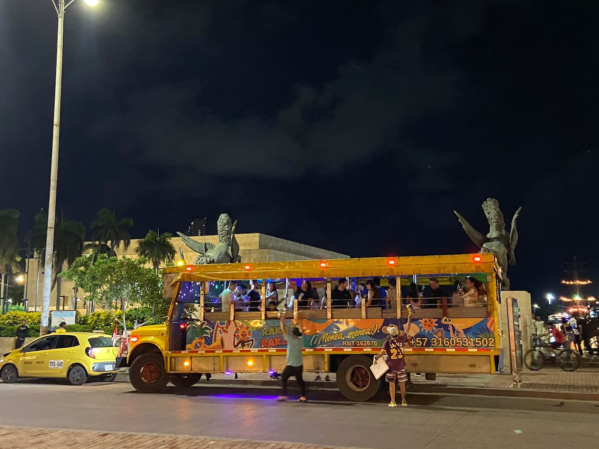 Regulan las chivas rumberas en Cartagena: cero consumo de alcohol y control en el ruido