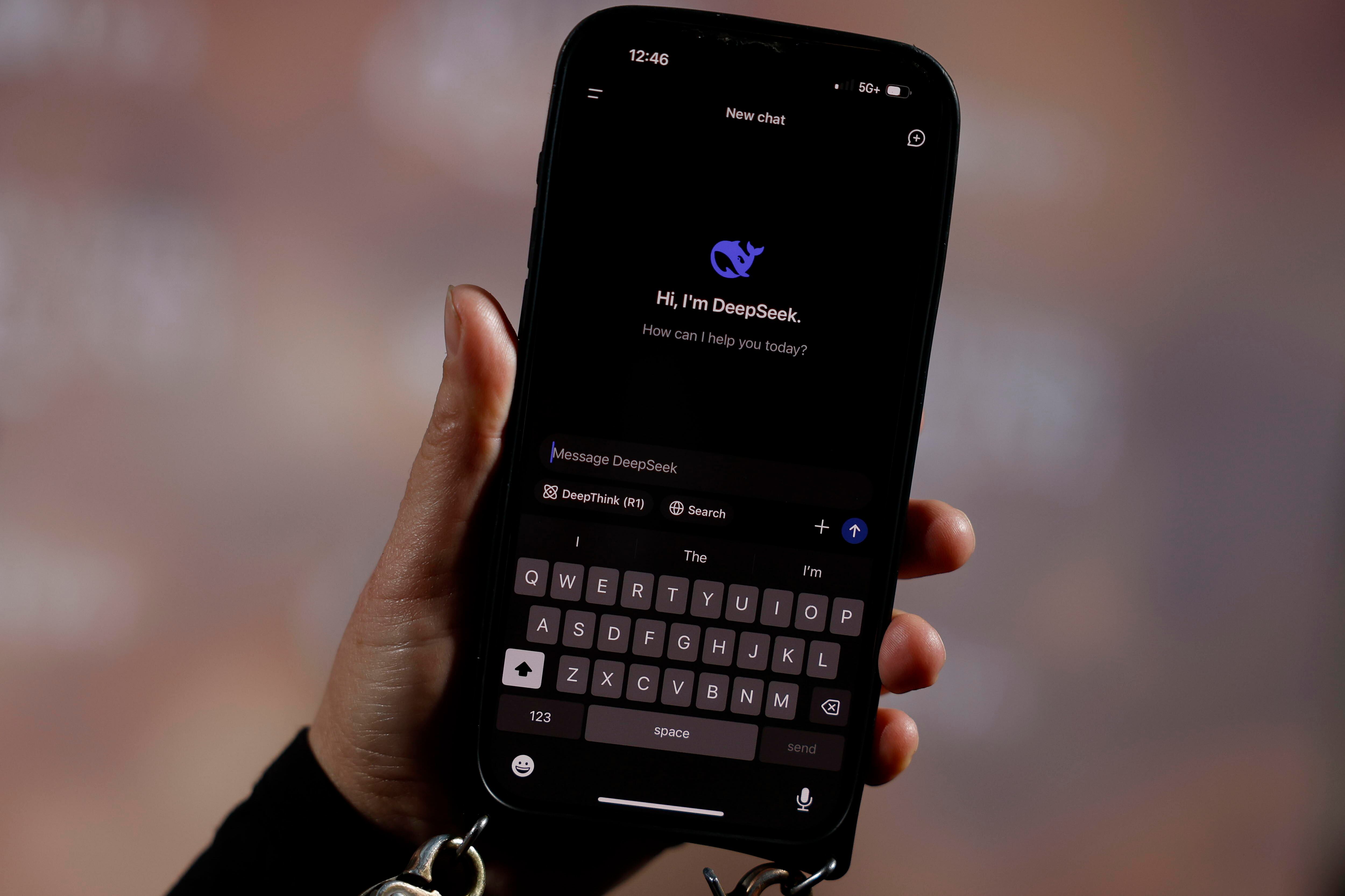 Los Ángeles (Estados Unidos), 28/01/2025.- En esta foto ilustración, una persona sostiene un teléfono mostrando la aplicación DeepSeek.