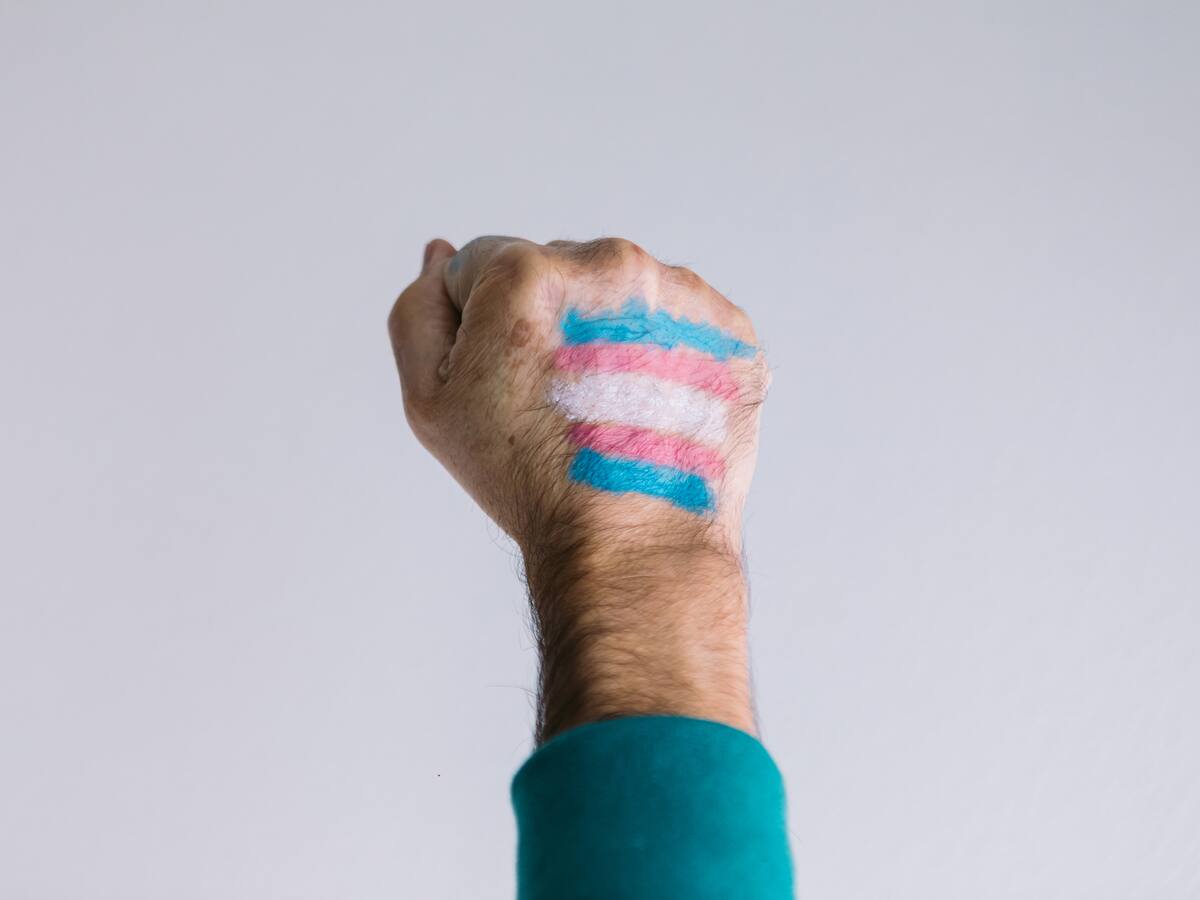 El hijo de un exlíder del Ku Klux Klan se declaró transgénero en sus memorias