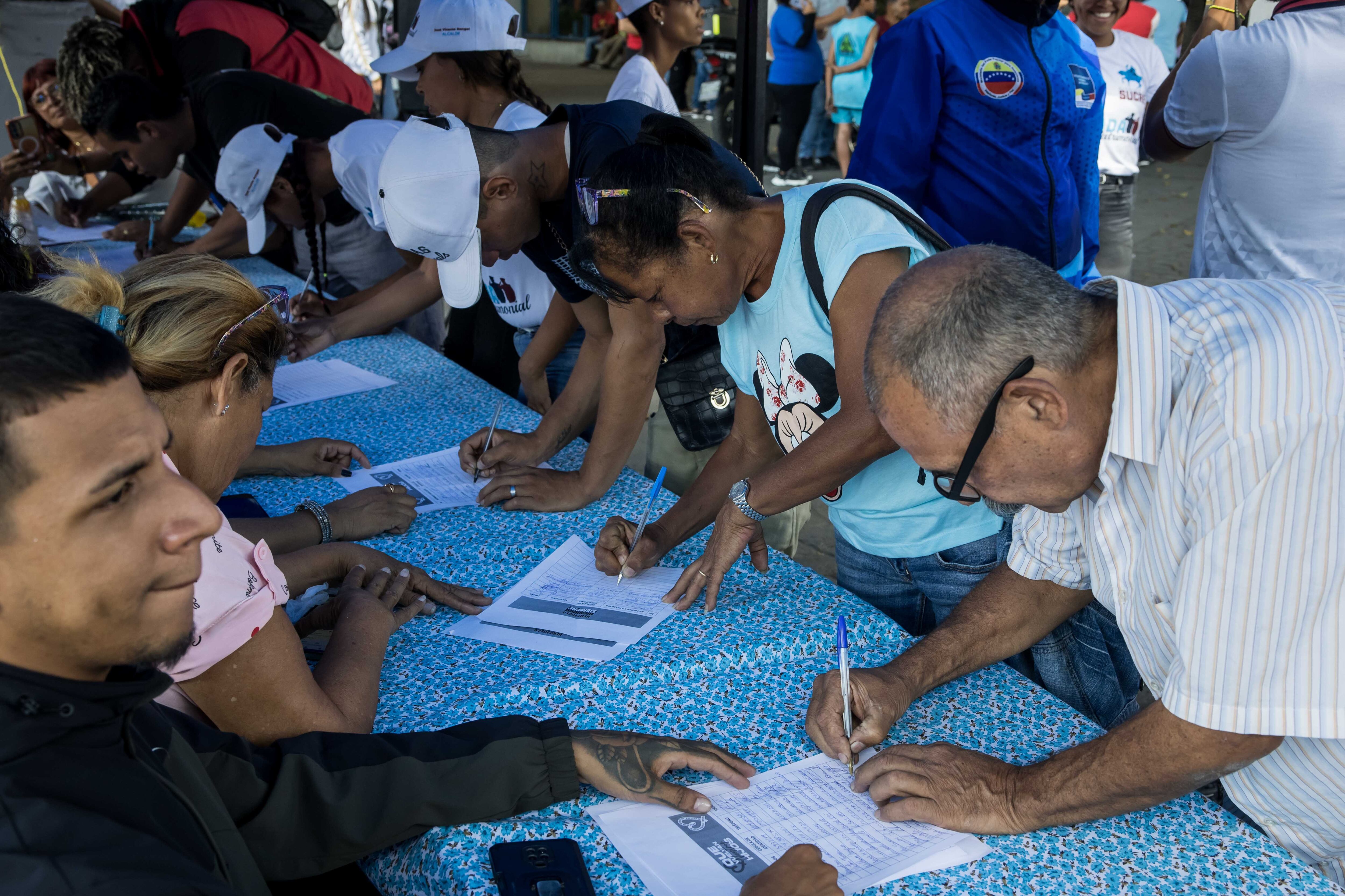 Personas participan en la recolección de firmas. FOTO: EFE/ Miguel Gutiérrez