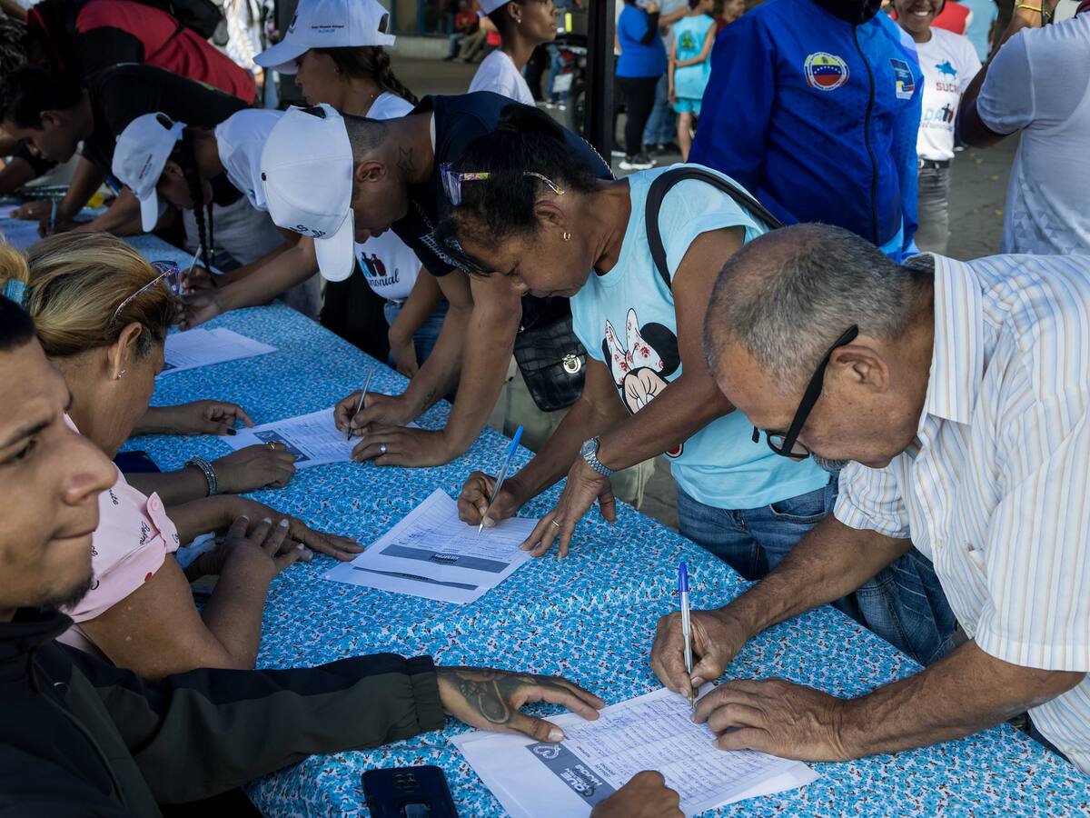 Venezolanos siguen reuniendo firmas en apoyo a sus migrantes deportados a El Salvador