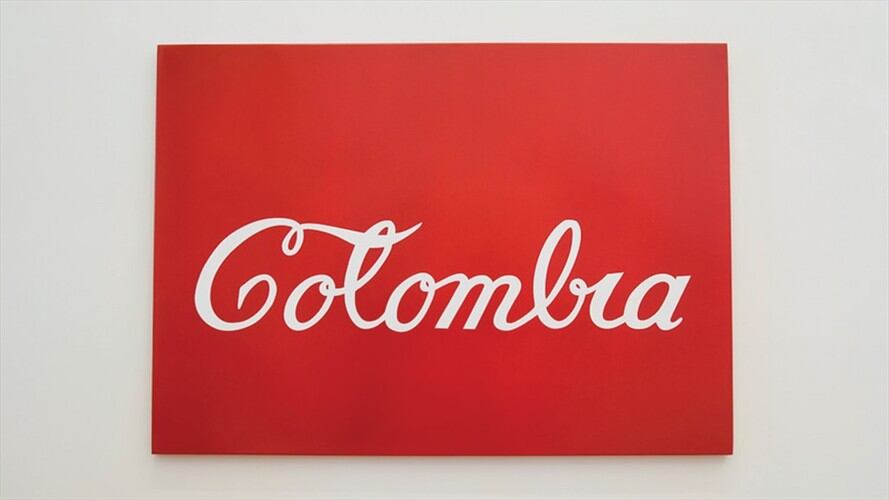 'Colombia' escrita con letras de Coca Cola es una de las obras más emblemáticas de Antonio Caro. Foto: Colprensa / EXTERNOS