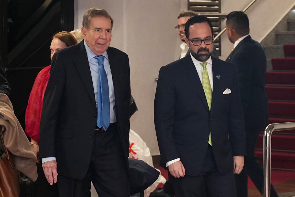 Fotografía tomada de la cuenta oficial de X del Ministerio de Relaciones Exteriores de República Dominicana donde se observa al líder opositor Edmundo González Urrutia (i) siendo recibido por el embajador de la República Dominicana Francisco José Cantizano Nada.