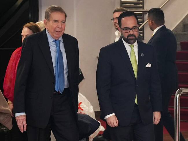 Fotografía tomada de la cuenta oficial de X del Ministerio de Relaciones Exteriores de República Dominicana donde se observa al líder opositor Edmundo González Urrutia (i) siendo recibido por el embajador de la República Dominicana Francisco José Cantizano Nada.