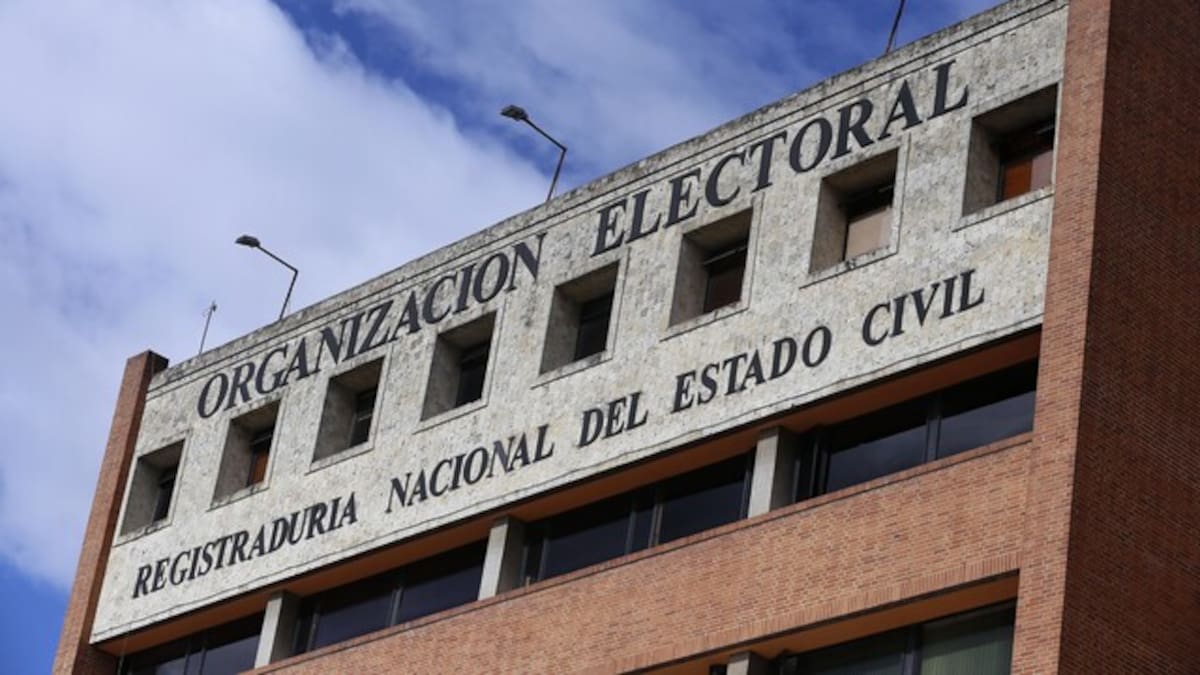 Exmagistrados del CNE y políticos encabezan listado para registrador