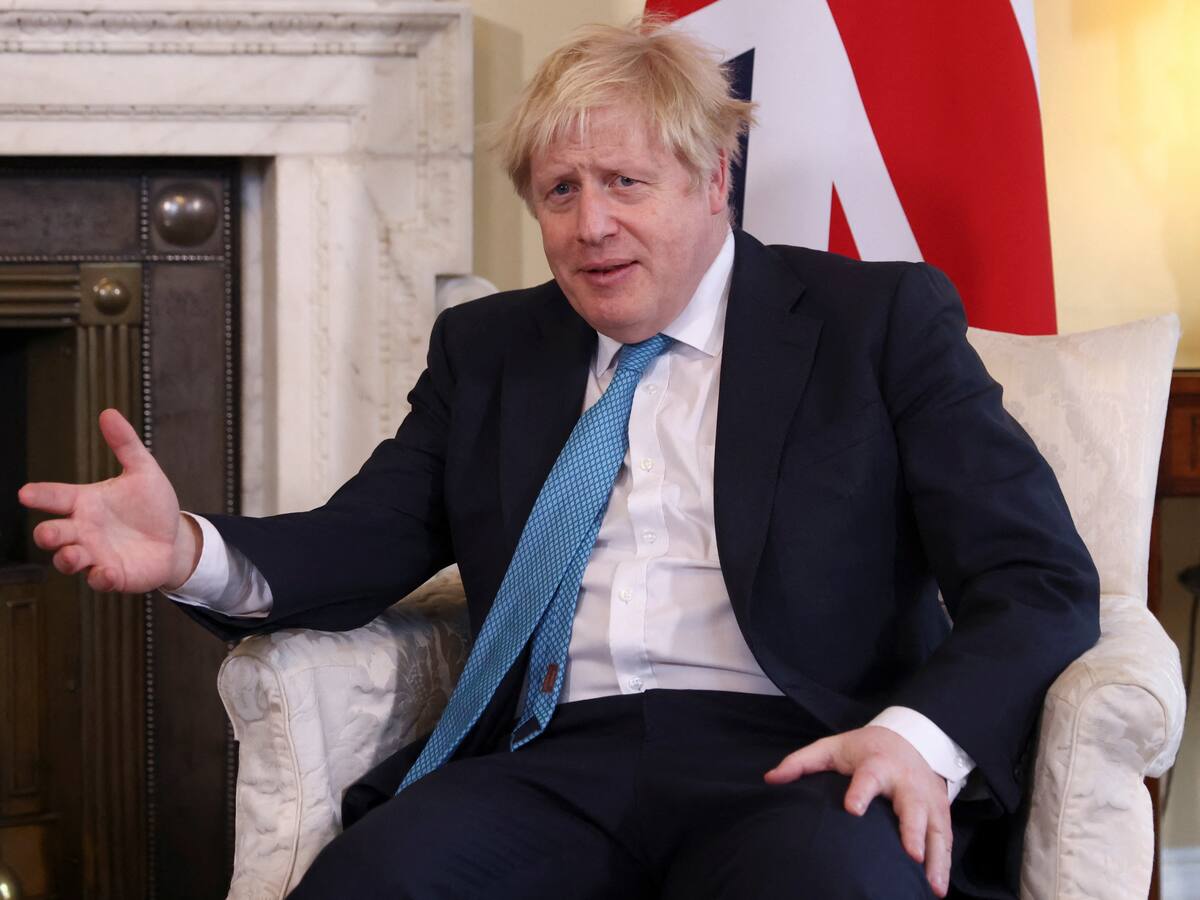 “La tormenta no ha pasado, Boris Johnson está en riesgo”: lord Alexander Carlile