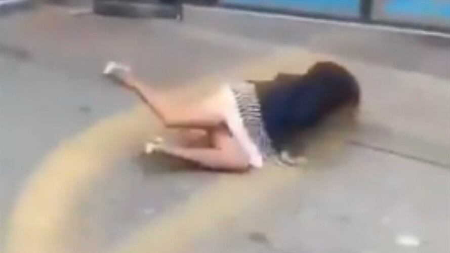 Mujer escupió a un hombre en un bus y la sacó a empujones. Foto: Twitter: @genteconvos