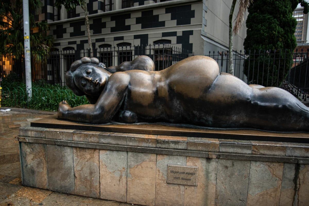 Mujer con espejo - Plaza de Botero en Medellín. Foto: Museo de Antioquia