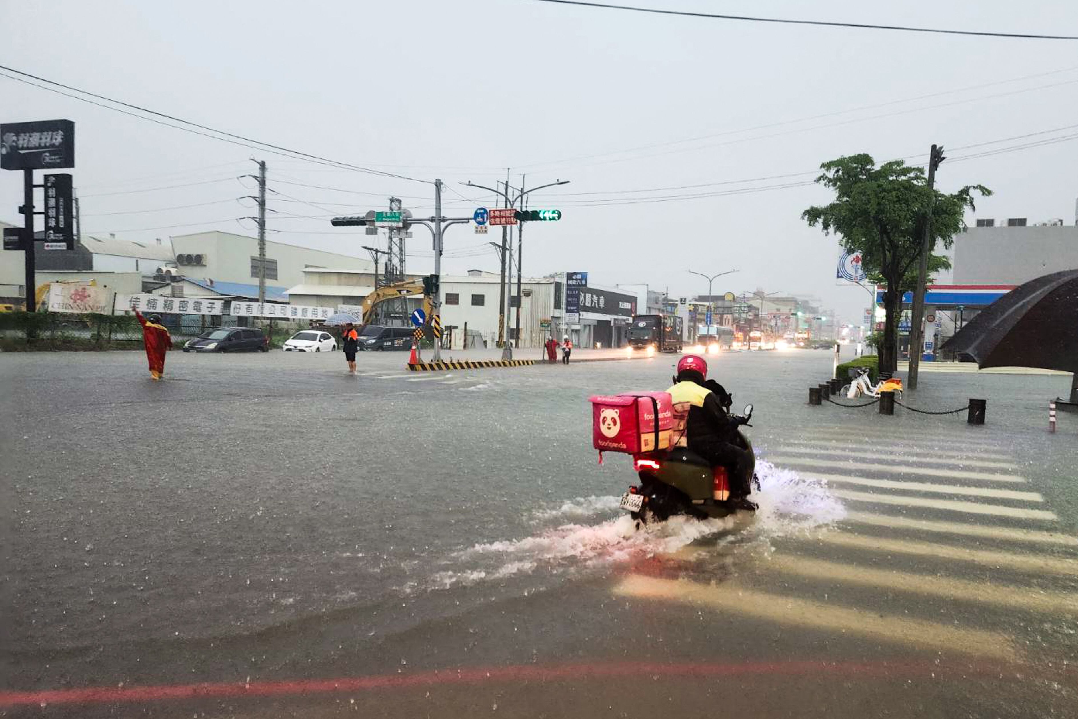 Cuatro muertos, 77 heridos y tres desaparecidos dejan fuertes lluvias en Taiwán. Foto: "AFP PHOTO / Tainan City Government Fire Bureau".