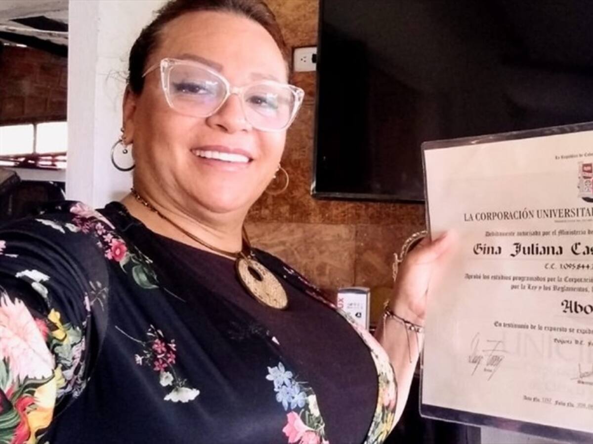 Gina Castañeda, mujer trans que logró su titulación como abogada