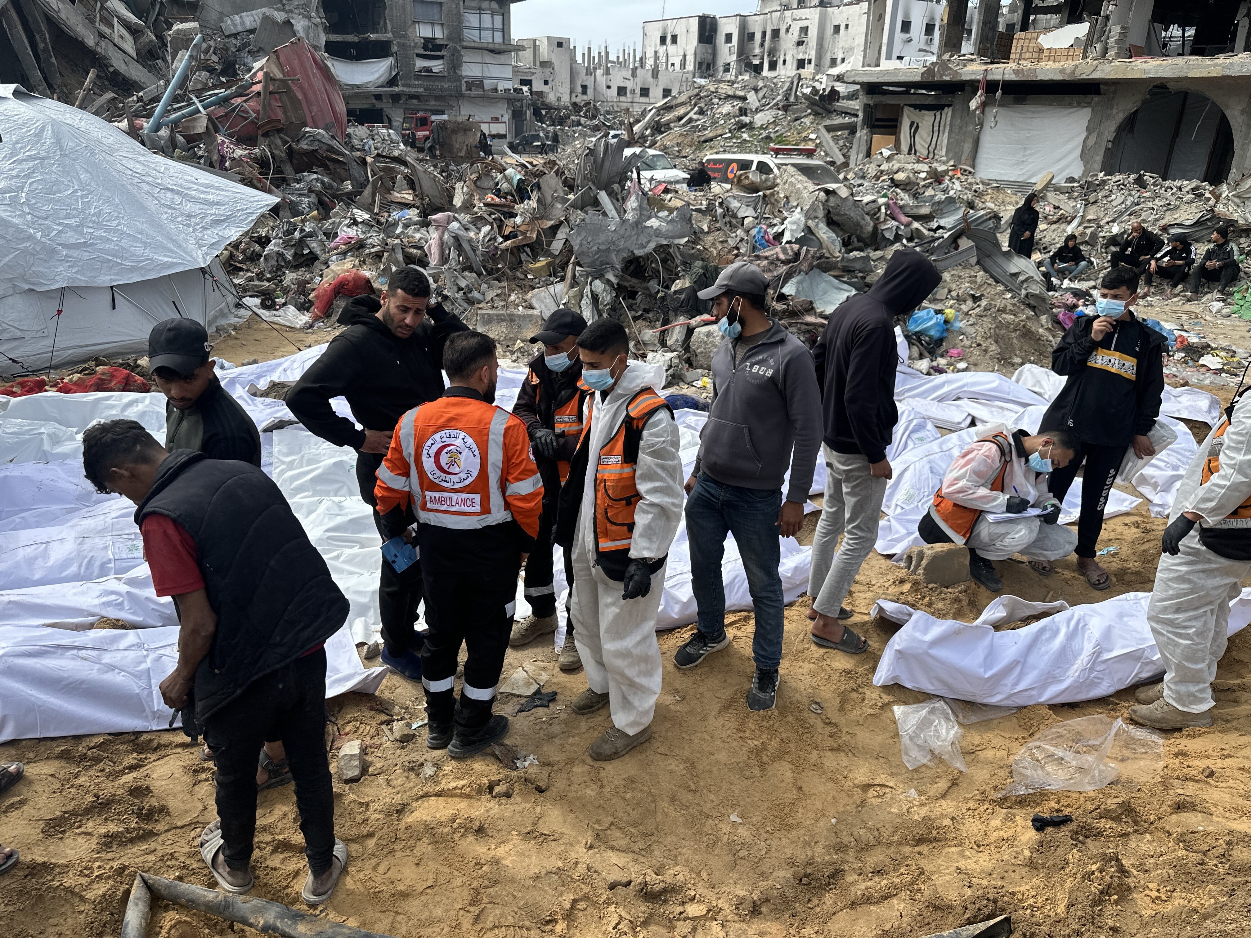 Imagen de fosa común en Gaza. FOTO: Hasan N. H. Alzaanin/Anadolu via Getty Images.