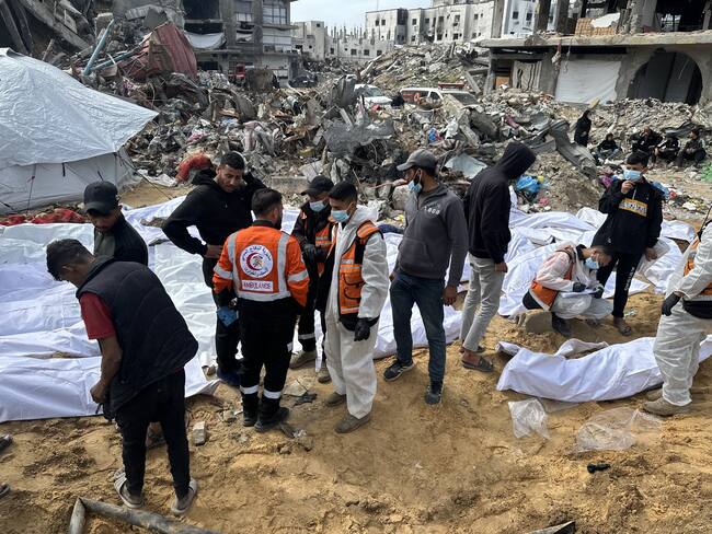 Imagen de fosa común en Gaza. FOTO: Hasan N. H. Alzaanin/Anadolu via Getty Images.