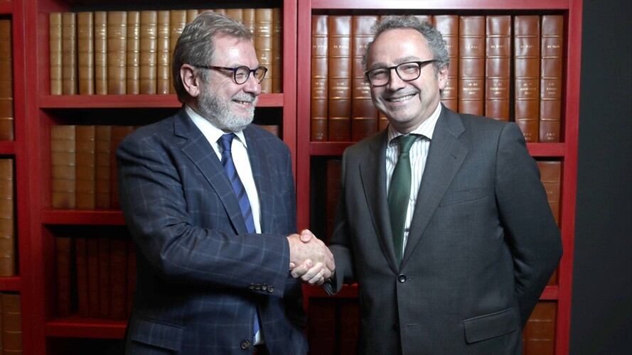 Juan Luis Cebrián (izquierda) y Manuel Polanco, tras el consejo de administración de PRISA. Foto: El País