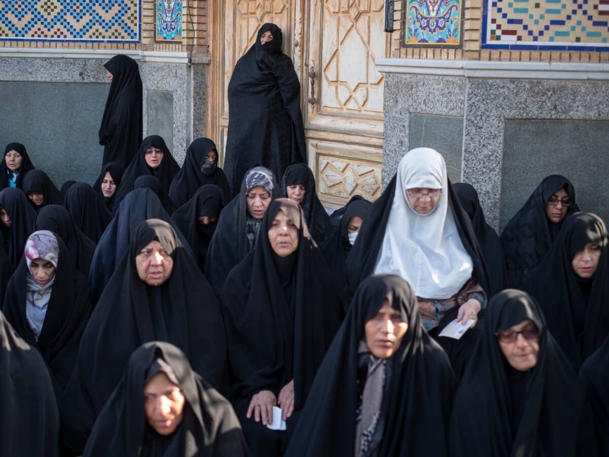 El Gobierno iraní decide no penalizar a mujeres sin velo en las calles pese a ser ilegal