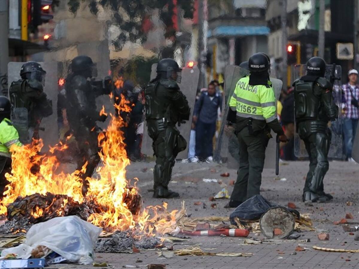 Ofrecen recompensa por responsable de agredir a un policía en marchas de Medellín