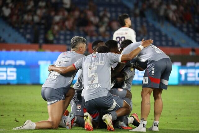Independiente Santa Fe derrotó 2-1 a Junior y sueña con los cuadrangulares de la Liga BetPlay. Foto: Jairo Cassiani/Colprensa.