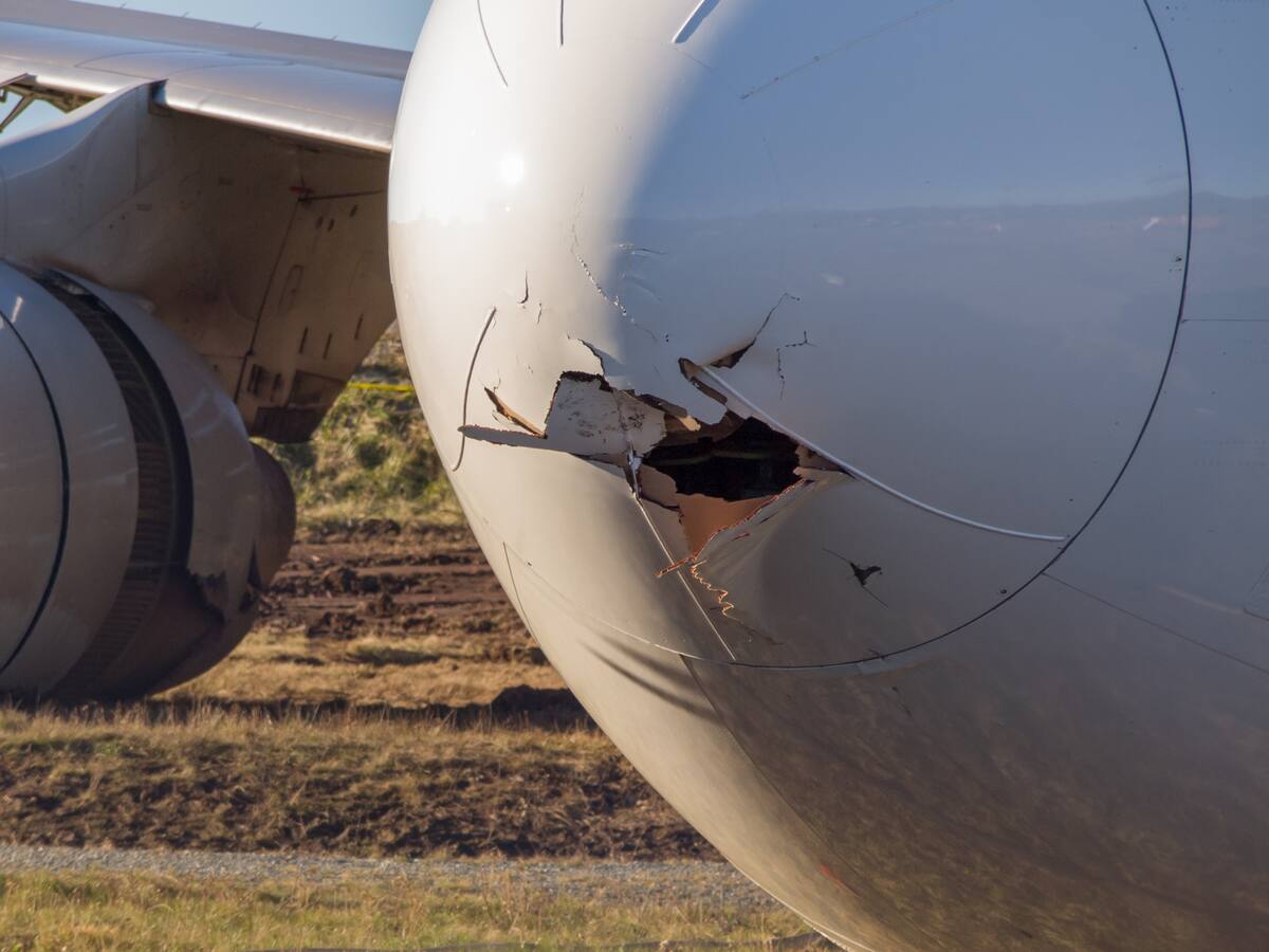 Mueren dos bomberos al chocar con un avión en el aeropuerto de Lima
