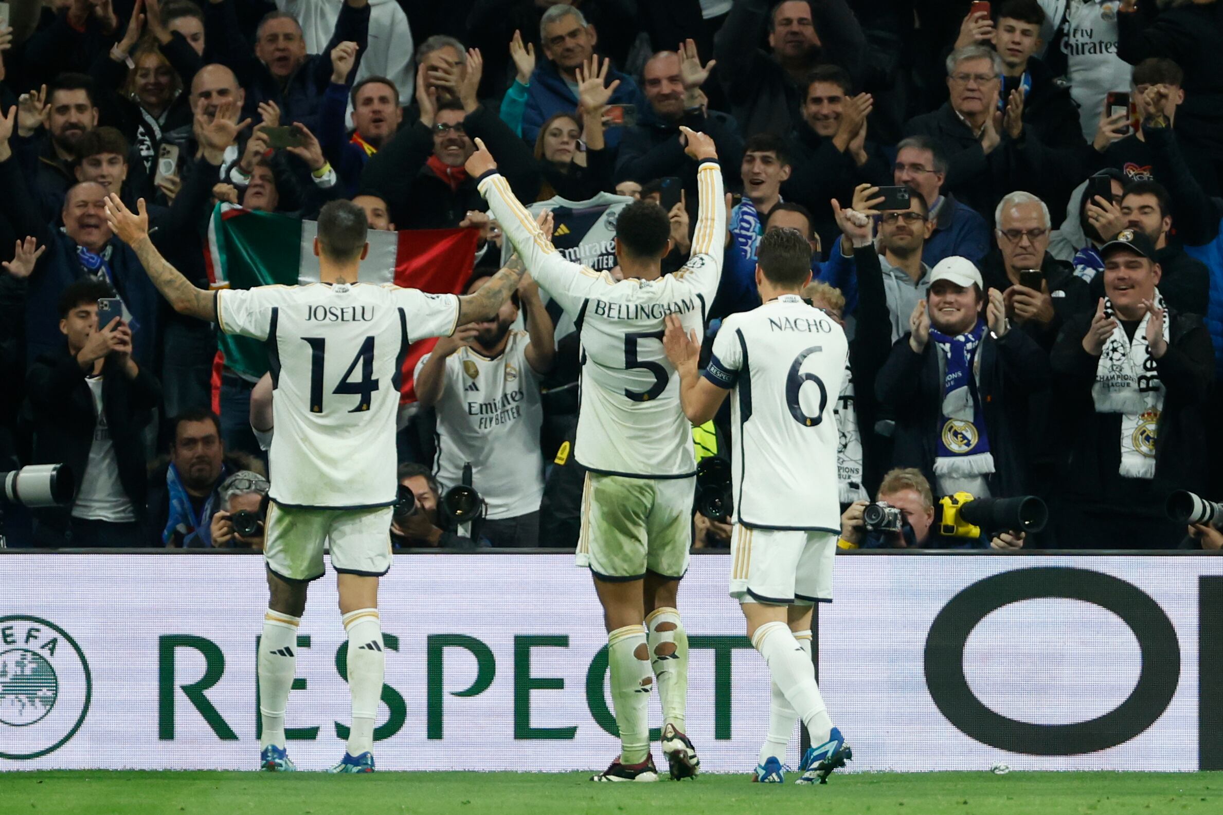 MADRID, 29/11/2023.- El delantero del Real Madrid Joselu (i) celebra con sus compañeros tras marcar el cuarto gol ante el Nápoles, durante el partido de la fase de grupos de la Liga de Campeones entre el Real Madrid y el Nápoles que se disputa este miércoles en el estadio Santiago Bernabeu. EFE/Juanjo Martín