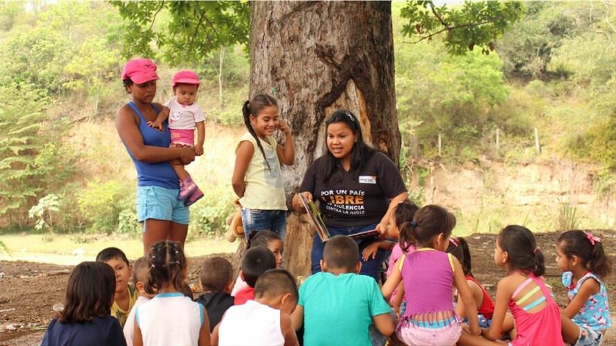 Niños estudian con celulares prestados.. Foto:Suministrada.