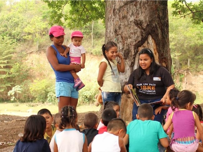 Niños estudian con celulares prestados.. Foto:Suministrada.