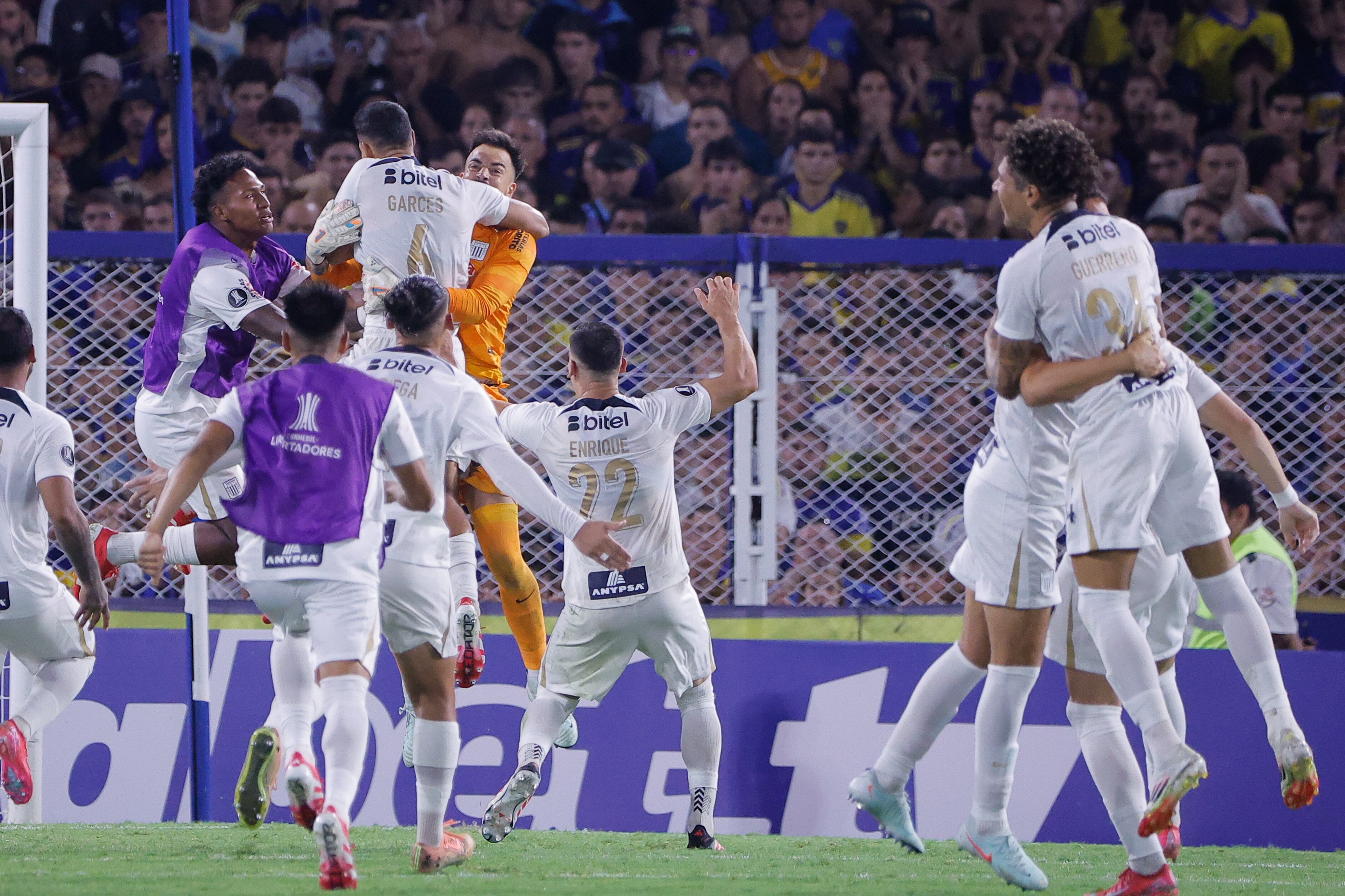 Jugadores de Alianza celebran su victoria en el partido de la segunda ronda de la Copa Libertadores entre Boca Juniors y Alianza Lima en el estadio La Bombonera en Buenos Aires (Argentina). EFE/ Juan Ignacio Roncoroni
