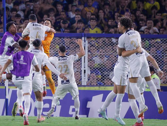 Jugadores de Alianza celebran su victoria en el partido de la segunda ronda de la Copa Libertadores entre Boca Juniors y Alianza Lima en el estadio La Bombonera en Buenos Aires (Argentina). EFE/ Juan Ignacio Roncoroni