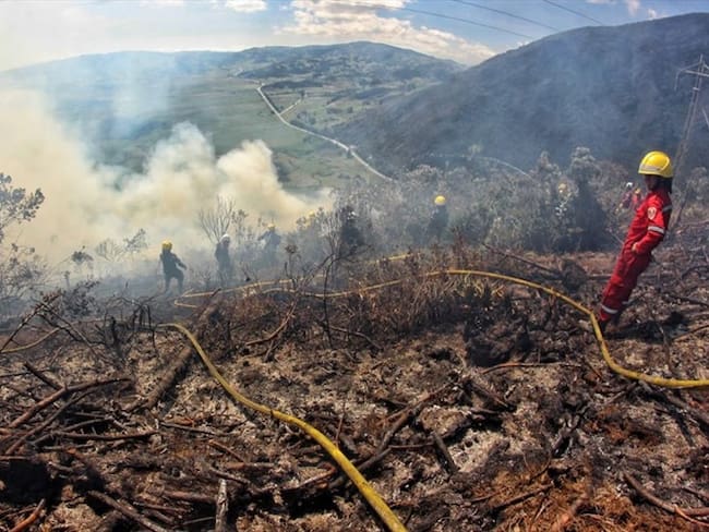 Incendio forestal en Cómbita amenaza vegetación nativa. Foto: Bomberos Tunja