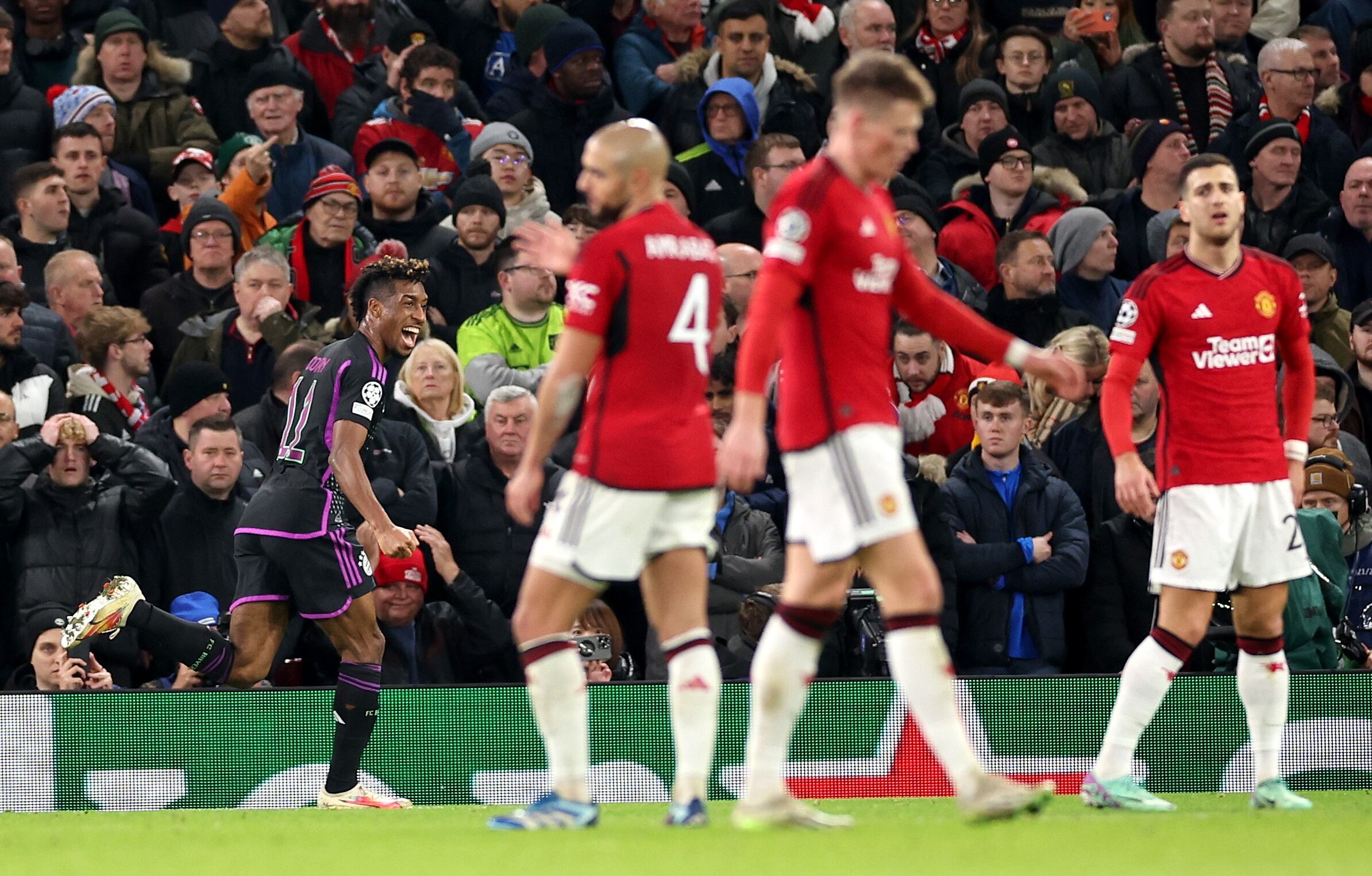 Manchester (United Kingdom), 12/12/2023.- Kingsley Coman (L) of Bayern Munich celebrates after scoring the opening goal during the UEFA Champions League group match between Manchester United and FC Bayern Munich, in Manchester, Britain, 12 December 2023. (Liga de Campeones, Reino Unido) EFE/EPA/ADAM VAUGHAN