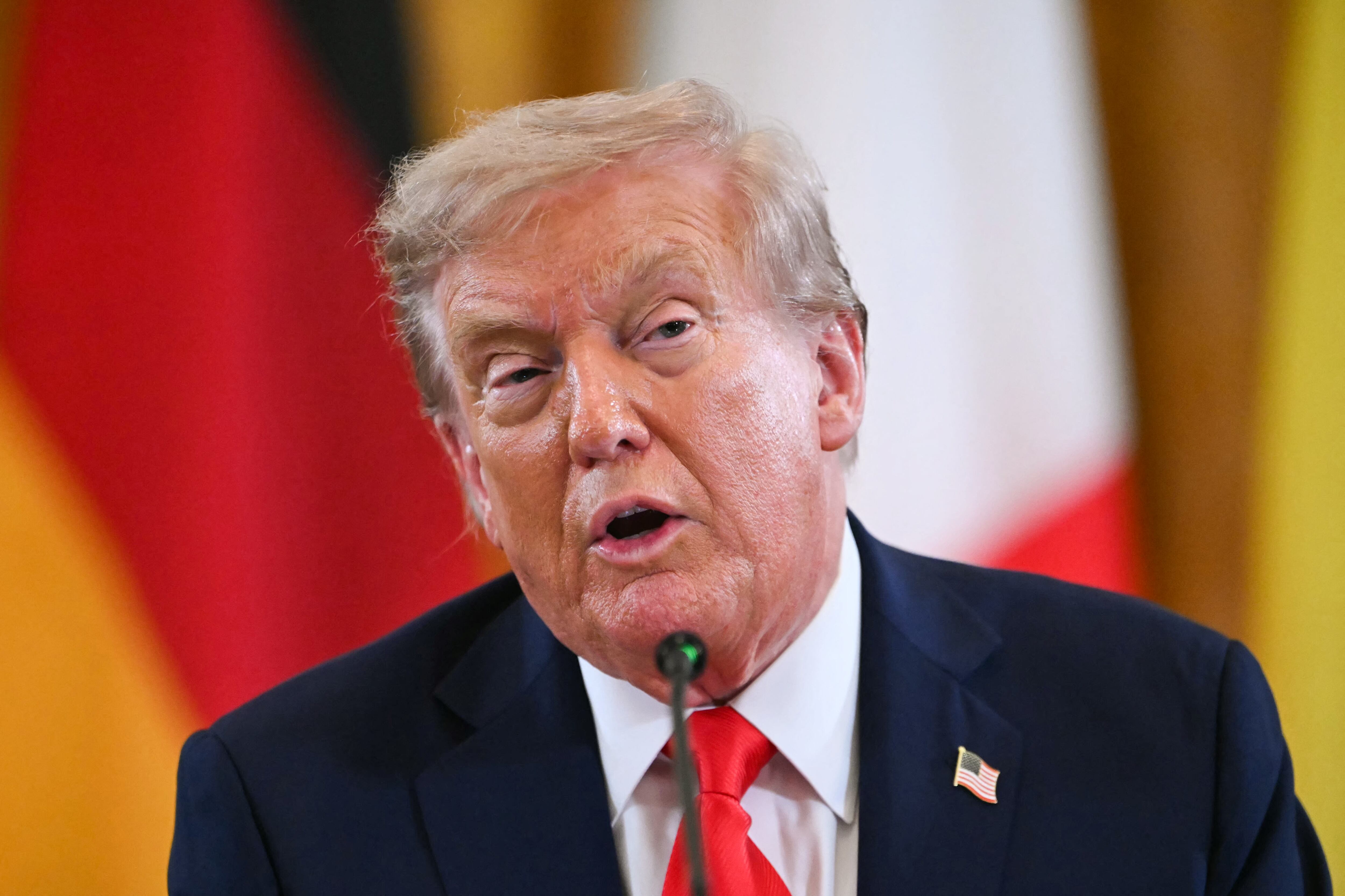 Donald Trump habla con líderes europeos en la Casa Blanca en agosto de 2025. (Photo by ANDREW CABALLERO-REYNOLDS/AFP vía Getty Images)