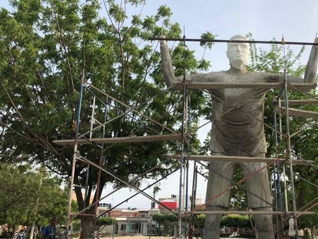 En Santa Marta están construyendo escultura en homenaje a Falcao García. Foto: Lizbeth Rodríguez (W Radio)