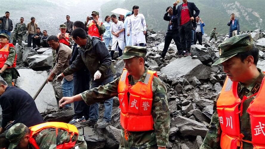 Derrumbe deja más de 120 personas sepultadas en china. Foto: Agencia EFE