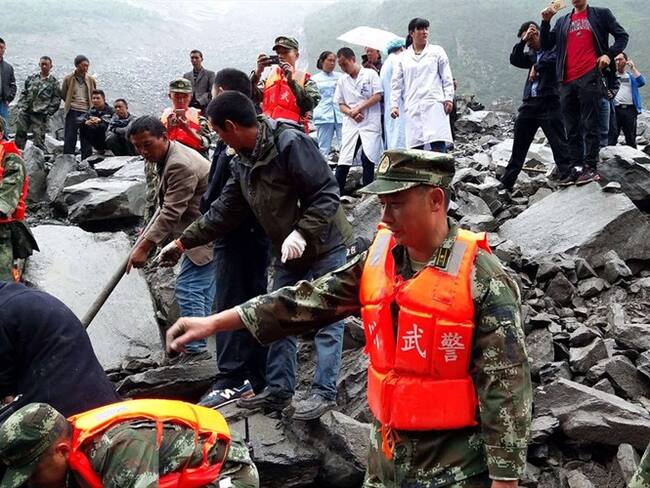 Derrumbe deja más de 120 personas sepultadas en china. Foto: Agencia EFE