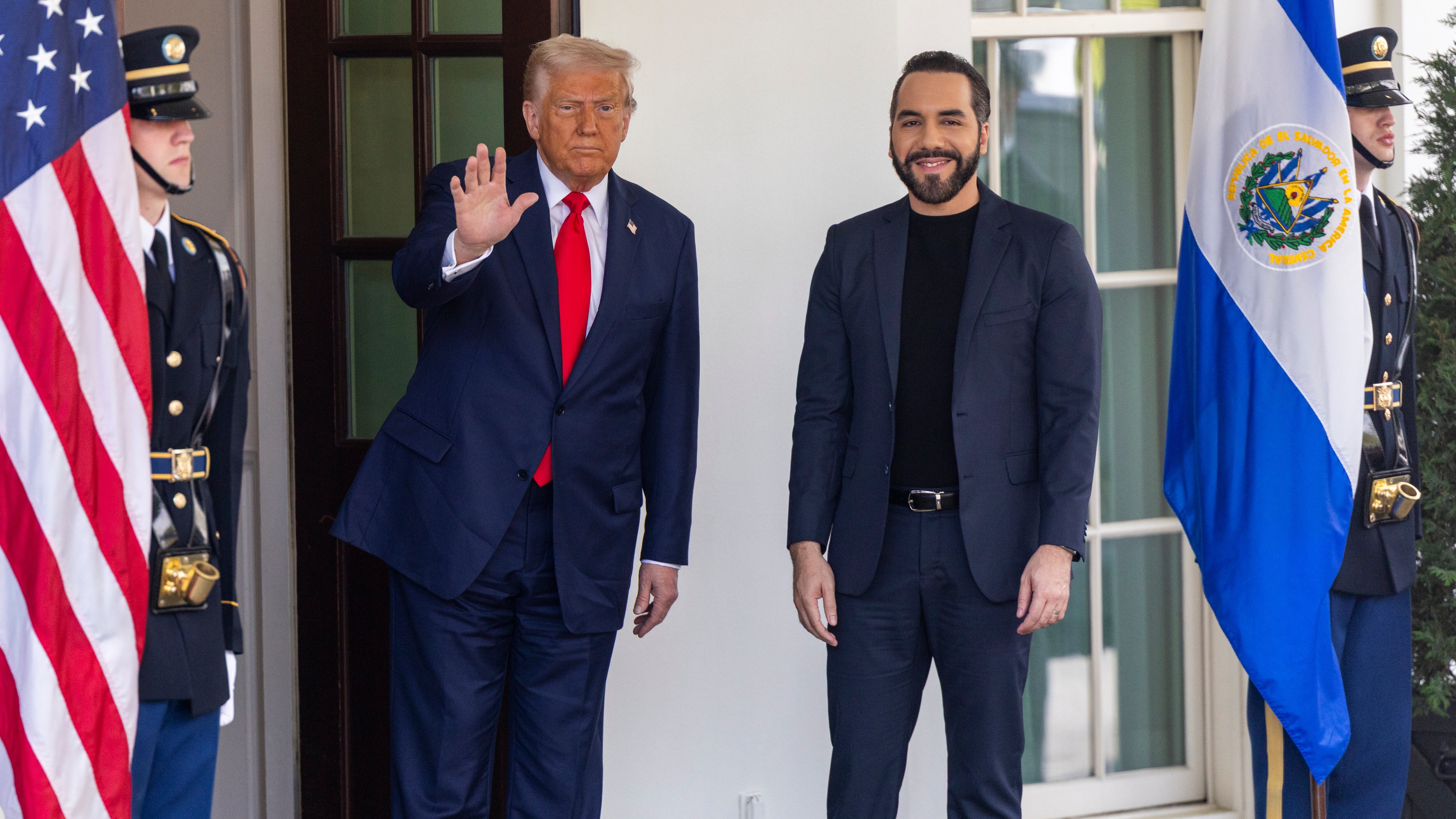 Presiente estadounidense Donald Trump y su homólogo de El Salvador, Nayib Bukele en la Casa Blanca. FOTO: EFE/EPA/SHAWN THEW