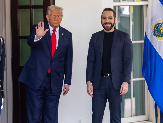 Presiente estadounidense Donald Trump y su homólogo de El Salvador, Nayib Bukele en la Casa Blanca. FOTO: EFE/EPA/SHAWN THEW