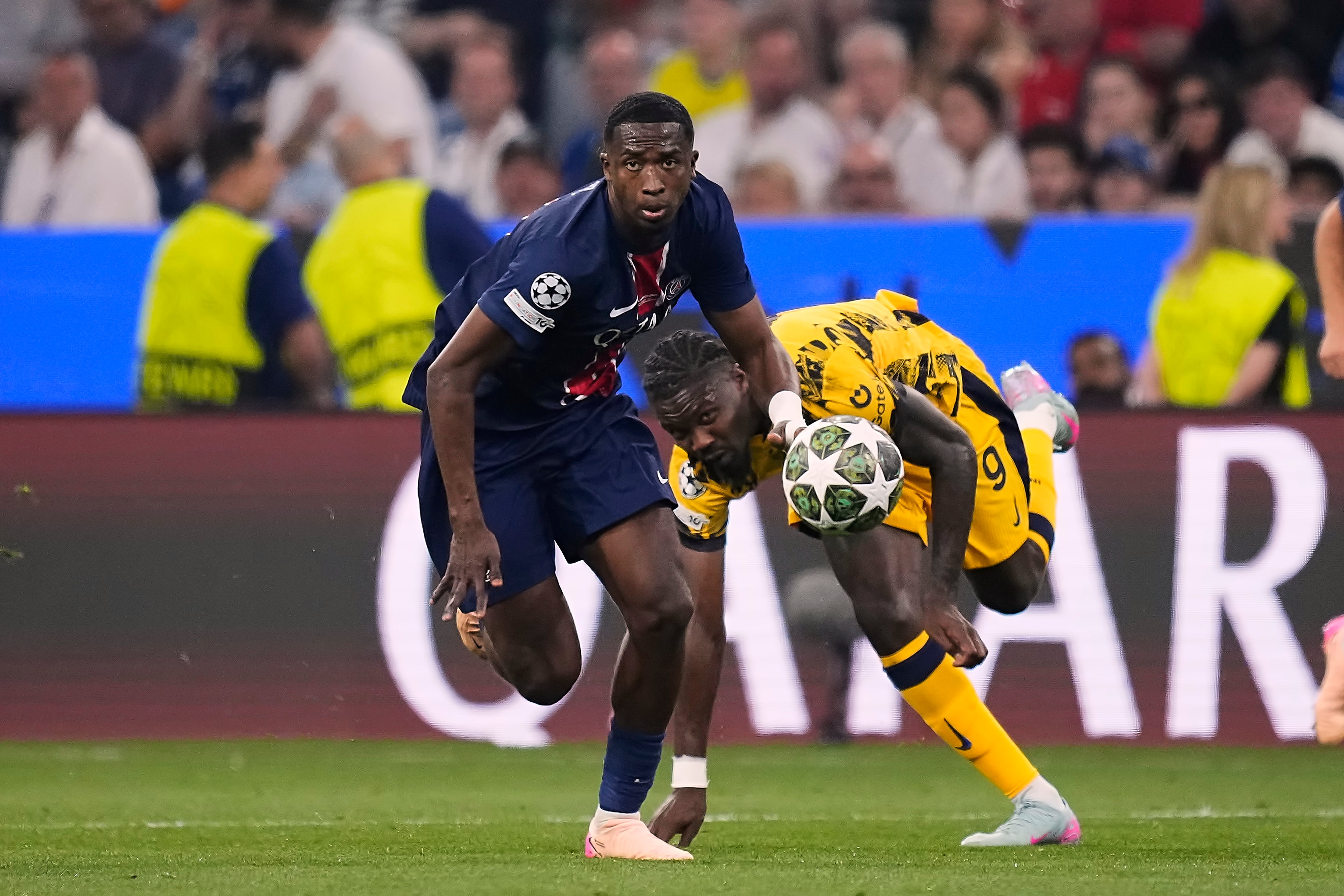William Pacho del PSG durante la final de la Champions League ante el Inter de Milán. FOTO: Jose Breton/Pics Action/NurPhoto via Getty Images